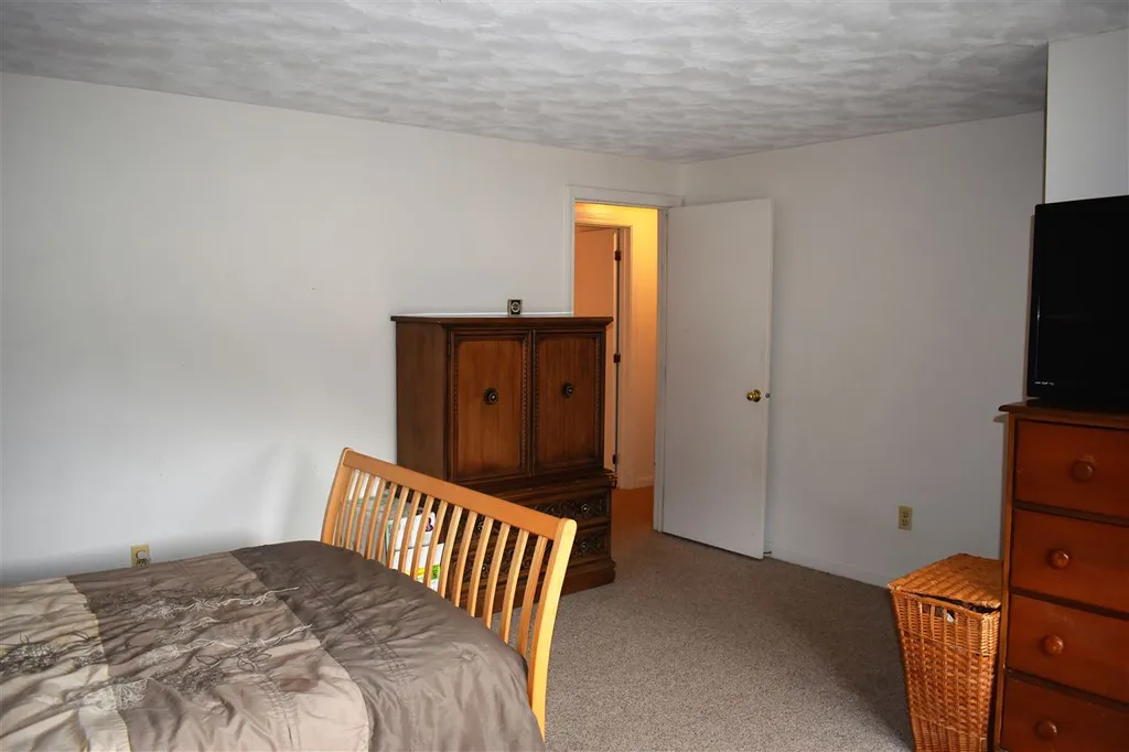 15 Sunset Circle Derry NH 03038