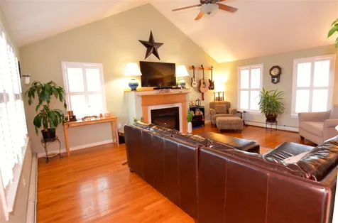 60 Castle Lane New London NH 03257