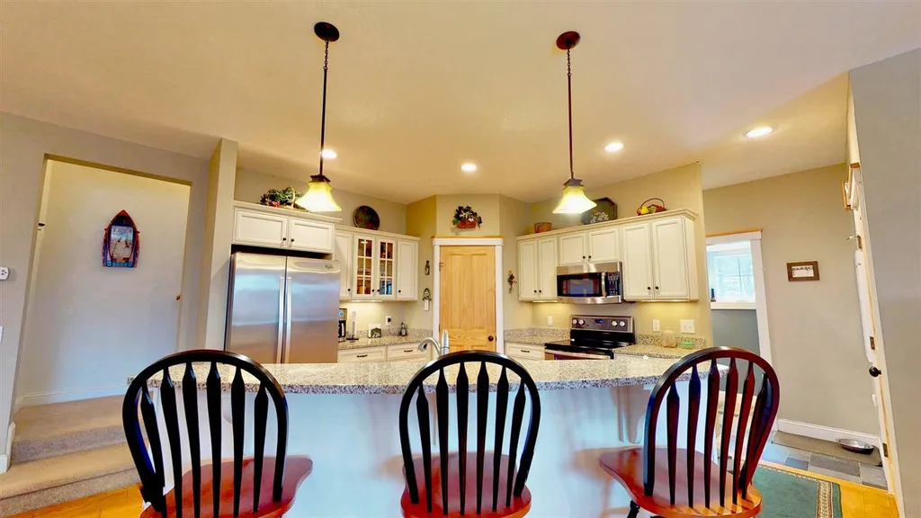 8 Pasture Lane Holderness NH 03245