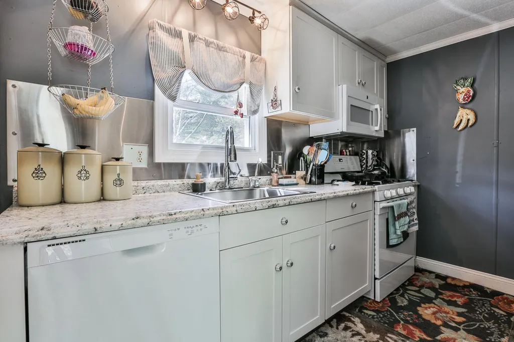 18 Riverside Drive Raymond NH 03077