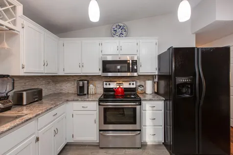 8 Maxwell Drive Derry NH 03038