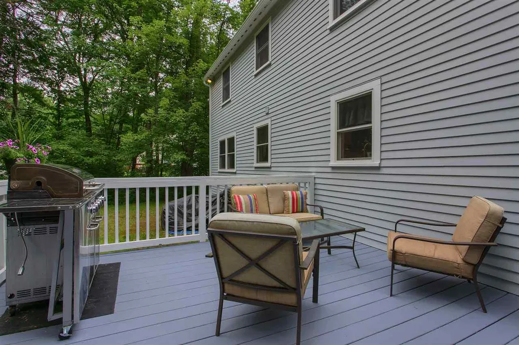 32 Sandy Knoll Drive Auburn NH 03032