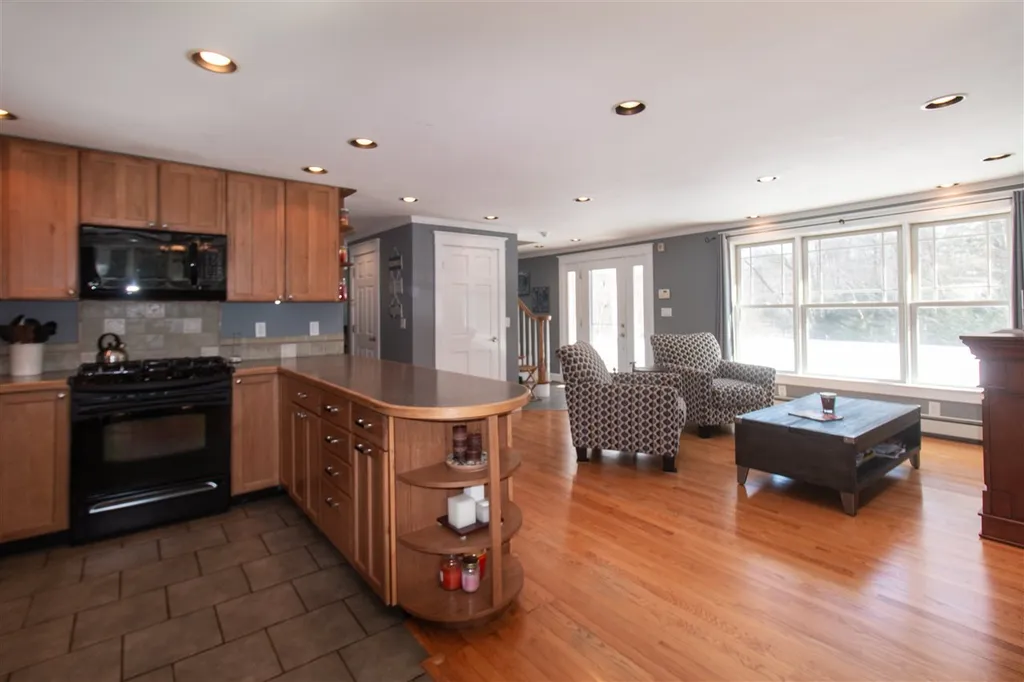 32 Sandy Knoll Drive Auburn NH 03032