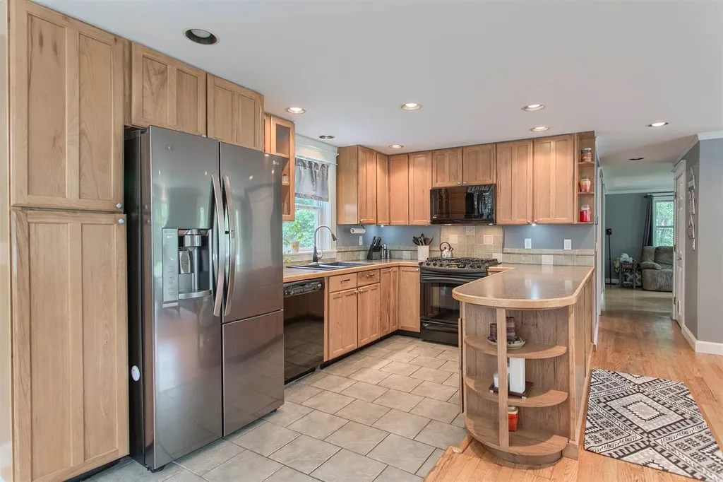 32 Sandy Knoll Drive Auburn NH 03032