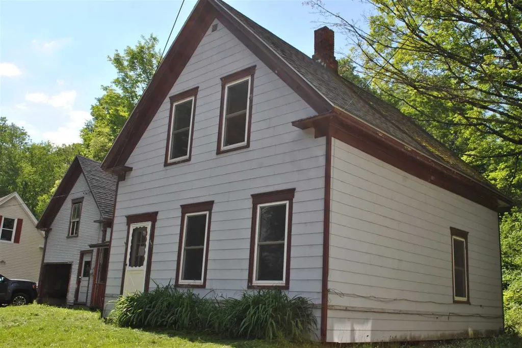 28 Spring Street Colebrook NH 03576