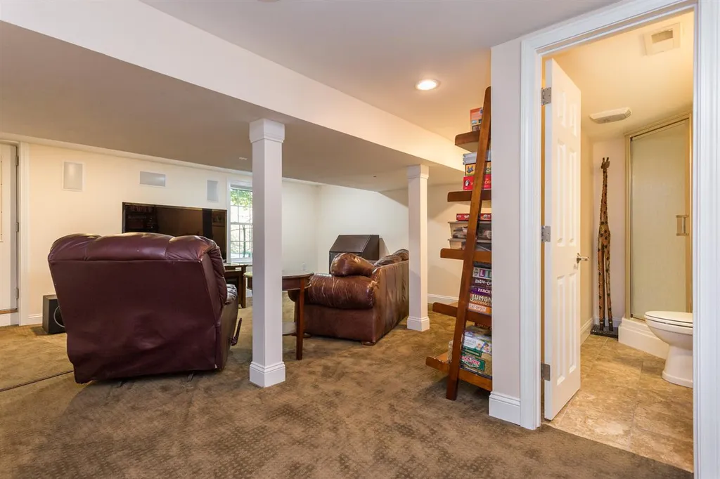 5 Sabra Circle Derry NH 03038