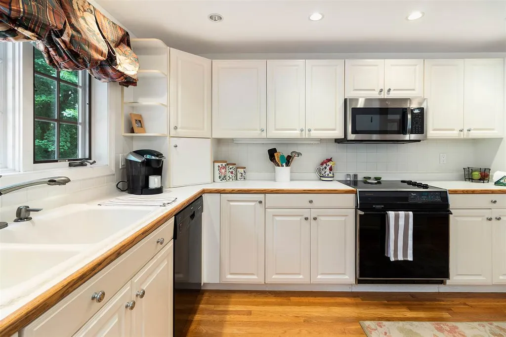 16 Candlewood Drive Amherst NH 03031
