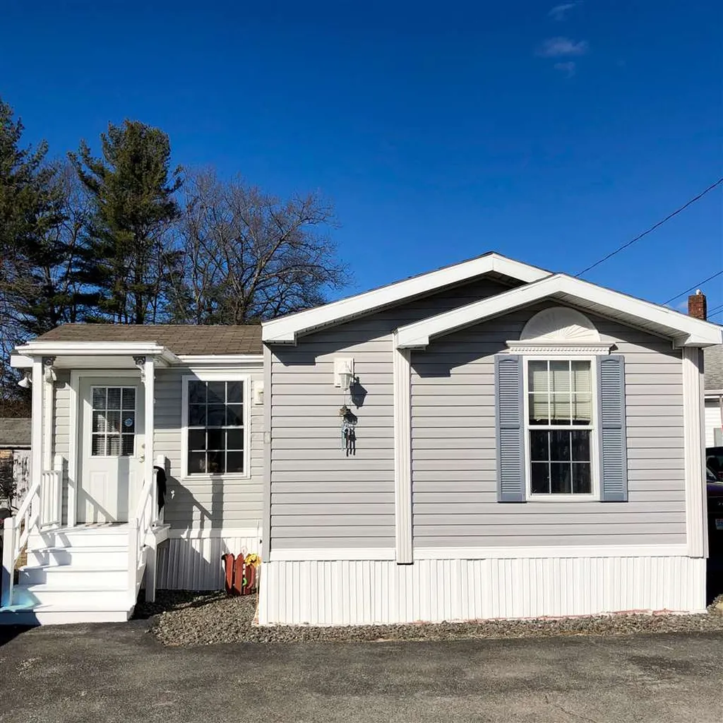 3 Otter Way Hudson NH 03051