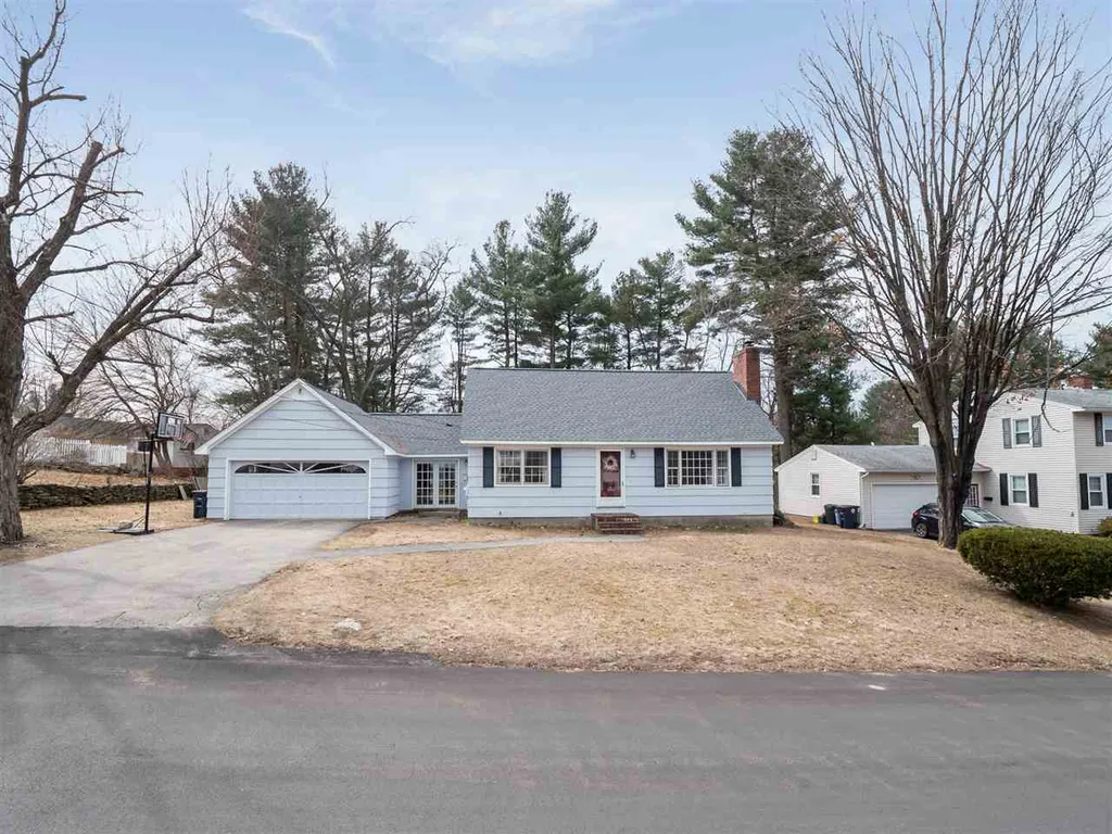 16 Burgess Street Nashua NH 03064-1415