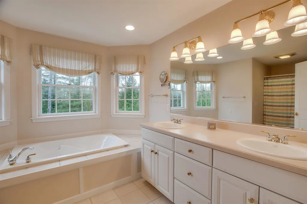 20 Deerwood Drive Wilmot NH 03287