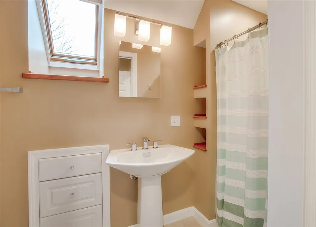 20 Deerwood Drive Wilmot NH 03287