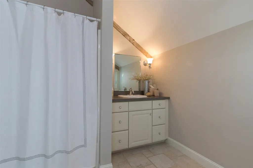 6 Bay Road Newmarket NH 03857