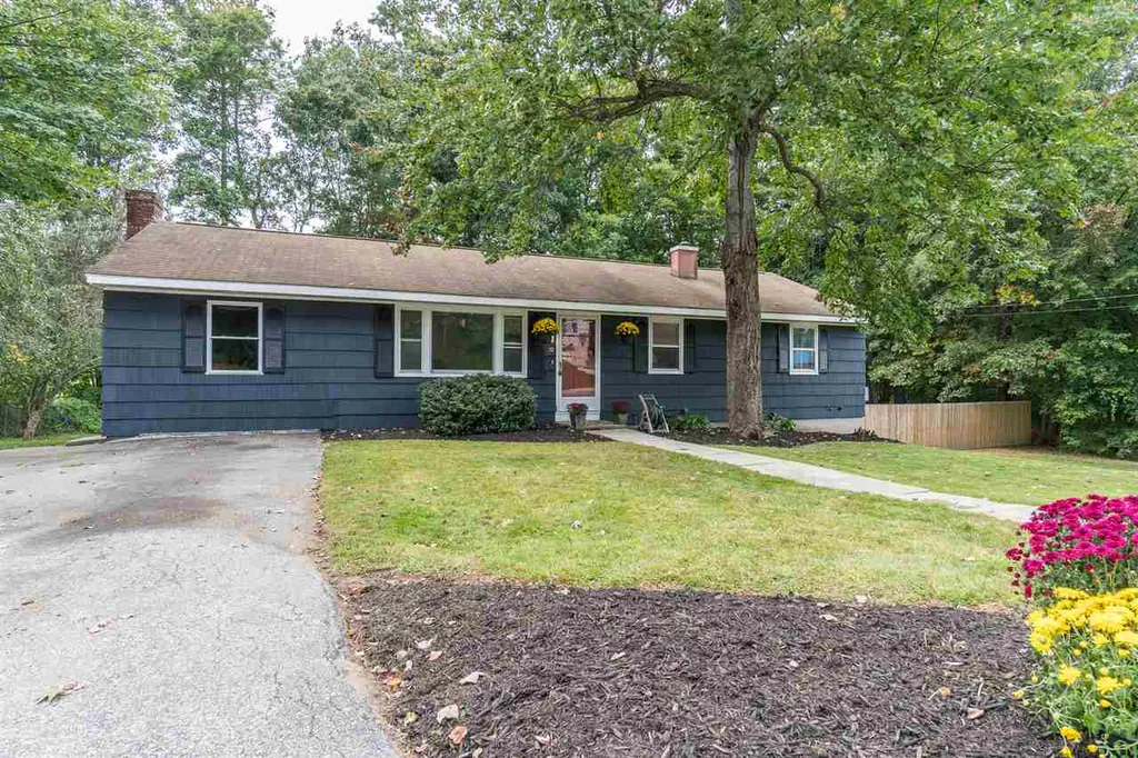 12 Edgewood Street Derry NH 03038