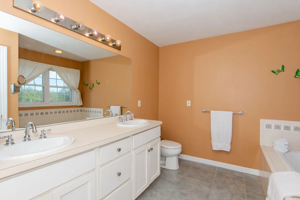 2 Jolan Lane Raymond NH 03077