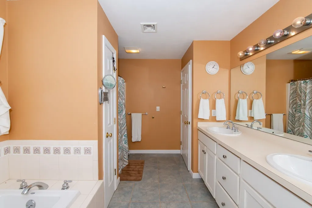 2 Jolan Lane Raymond NH 03077