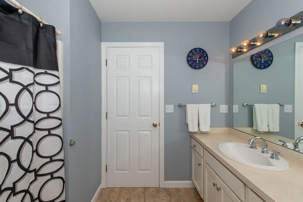 2 Jolan Lane Raymond NH 03077