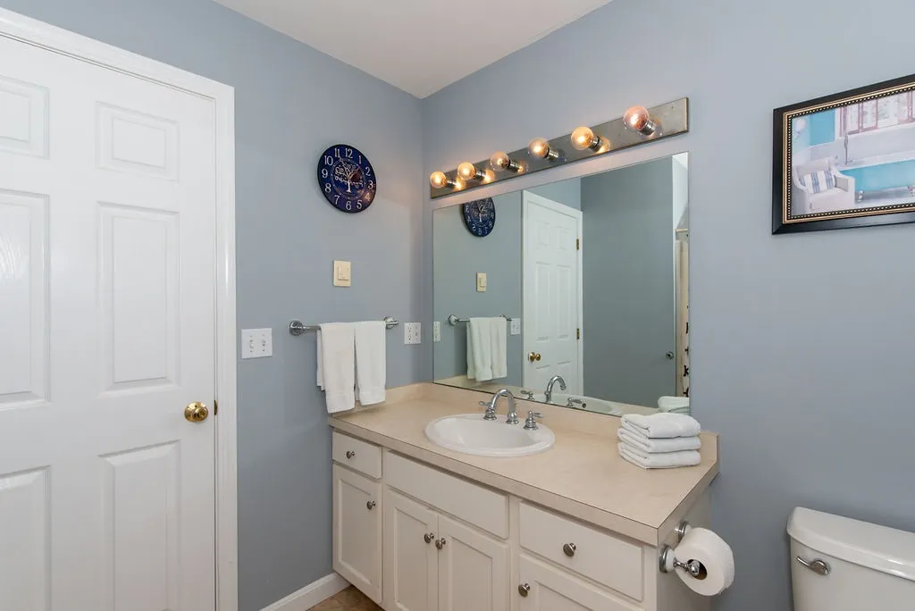 2 Jolan Lane Raymond NH 03077