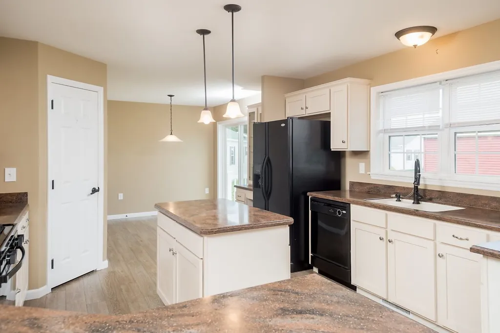 14 Goldenrod Way North Hampton NH 03862