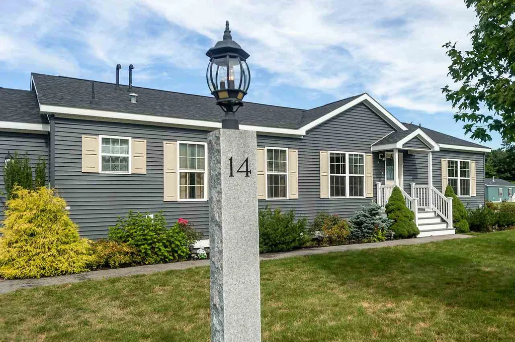 14 Goldenrod Way North Hampton NH 03862