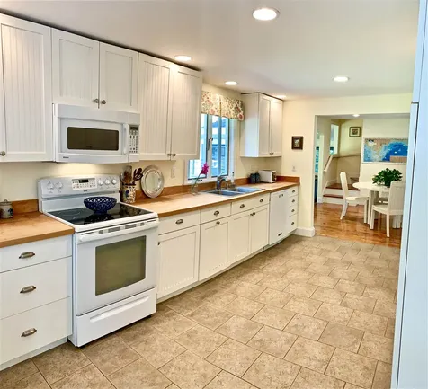 19 Chapel Road North Hampton NH 03862