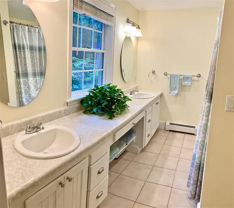 19 Chapel Road North Hampton NH 03862