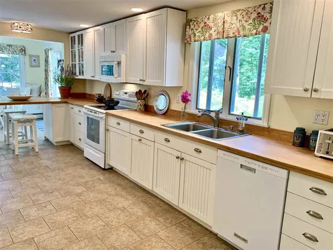 19 Chapel Road North Hampton NH 03862