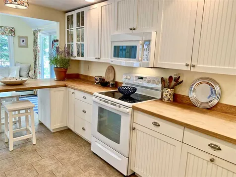 19 Chapel Road North Hampton NH 03862