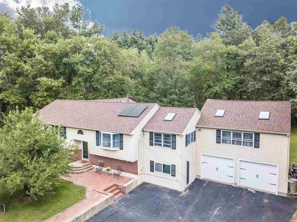 32 Balcom Road Pelham NH 03076