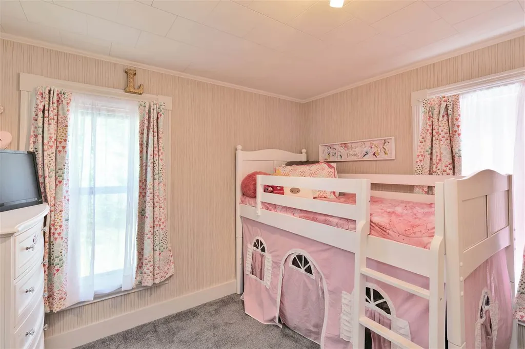 16 Cofran Avenue Northfield NH 03276