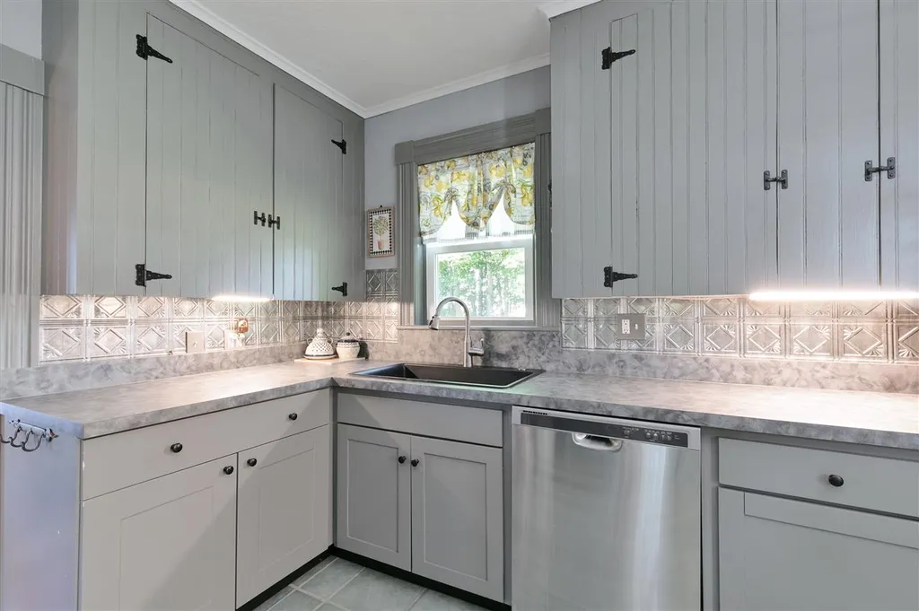16 Cofran Avenue Northfield NH 03276