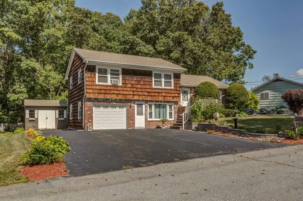 33 Cottonwood Drive Hudson NH 03051
