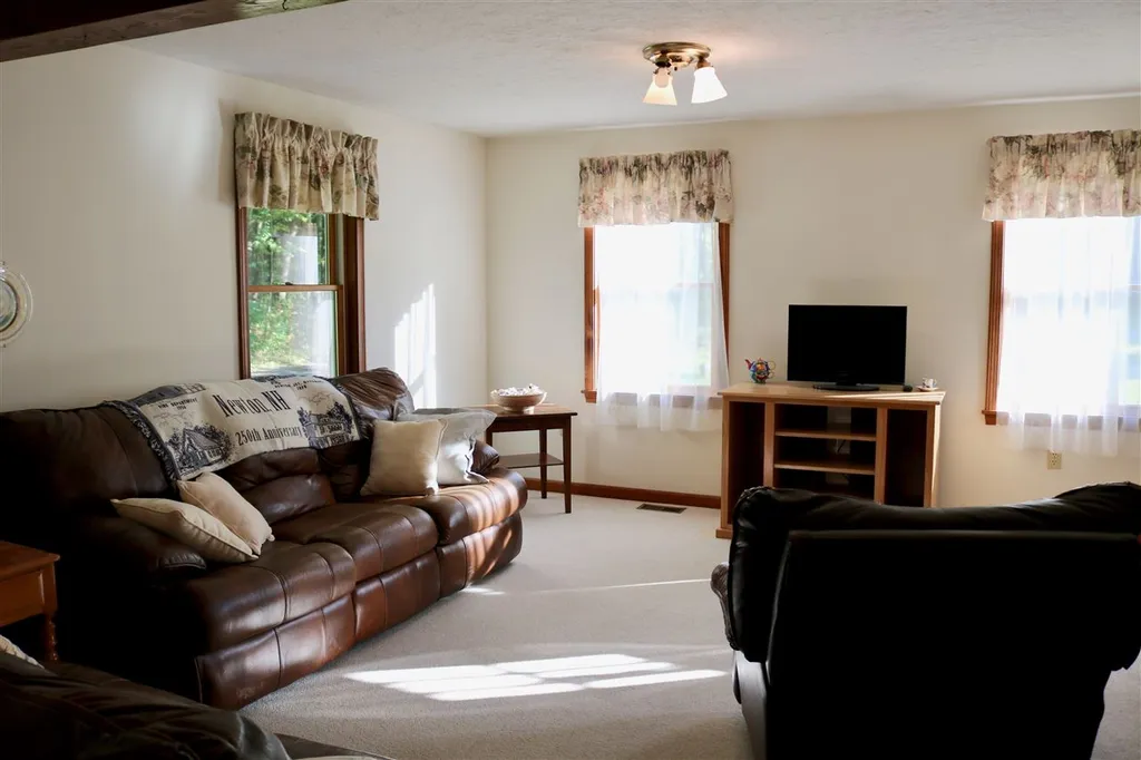 6 Hayman Circle Newton NH 03858
