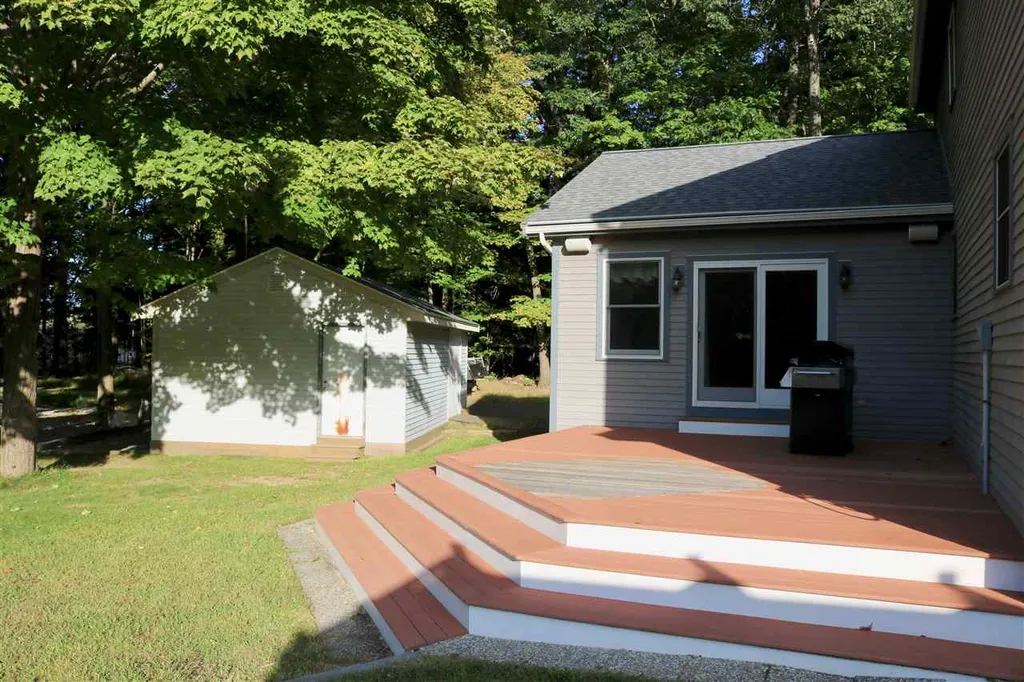 6 Hayman Circle Newton NH 03858