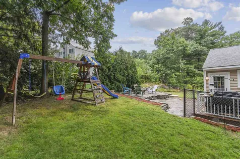 4 Chapel Hill Drive Nashua NH 03063-2904