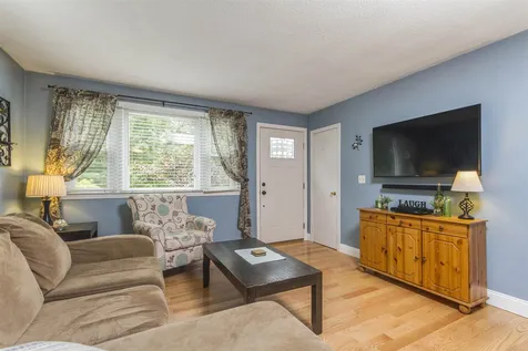 4 Chapel Hill Drive Nashua NH 03063-2904