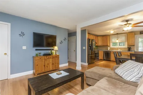 4 Chapel Hill Drive Nashua NH 03063-2904