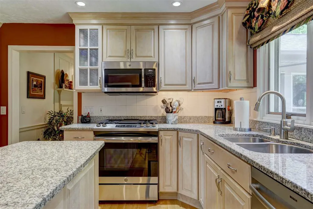 14 Pilgrim Drive Bedford NH 03110