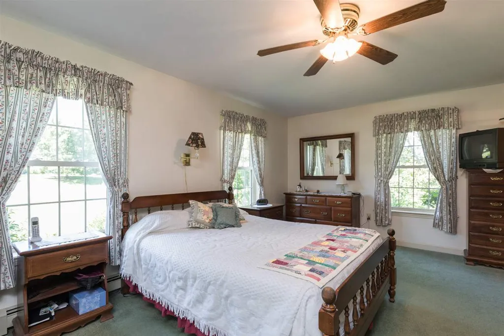 17 Hodgdon Farm Lane Newington NH 03801