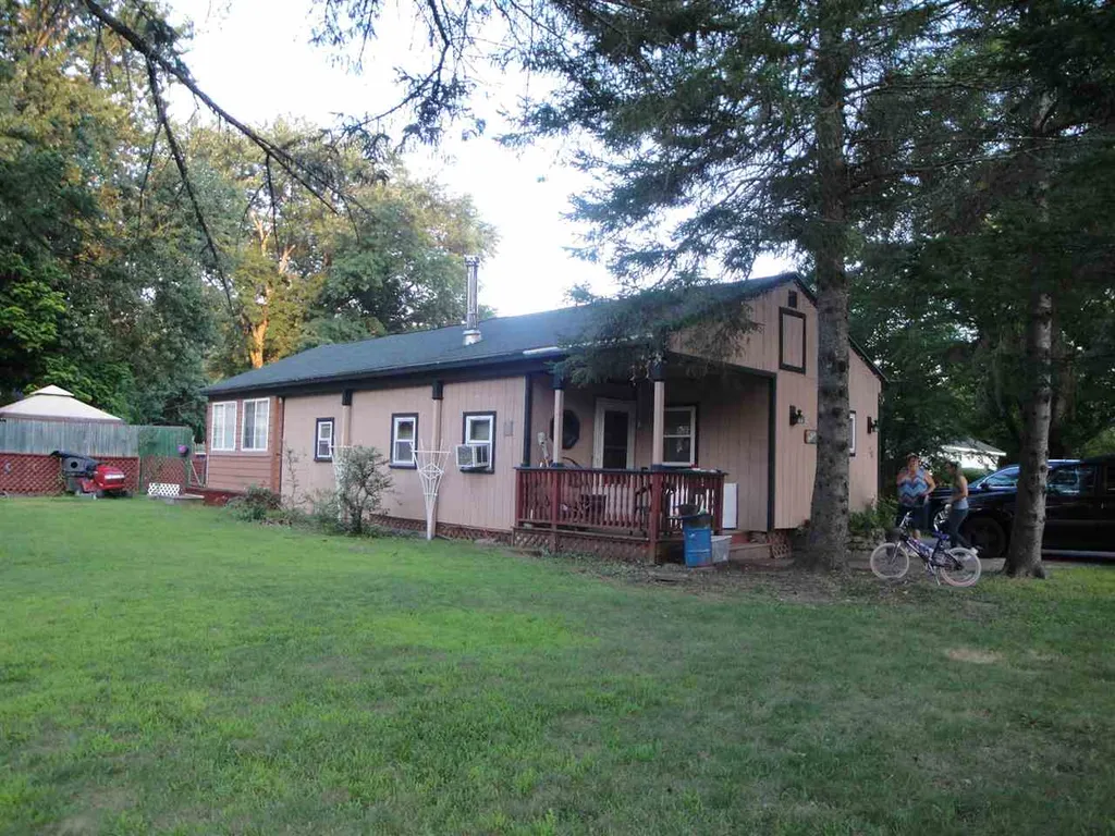 26 Evelyn Avenue Raymond NH 03077