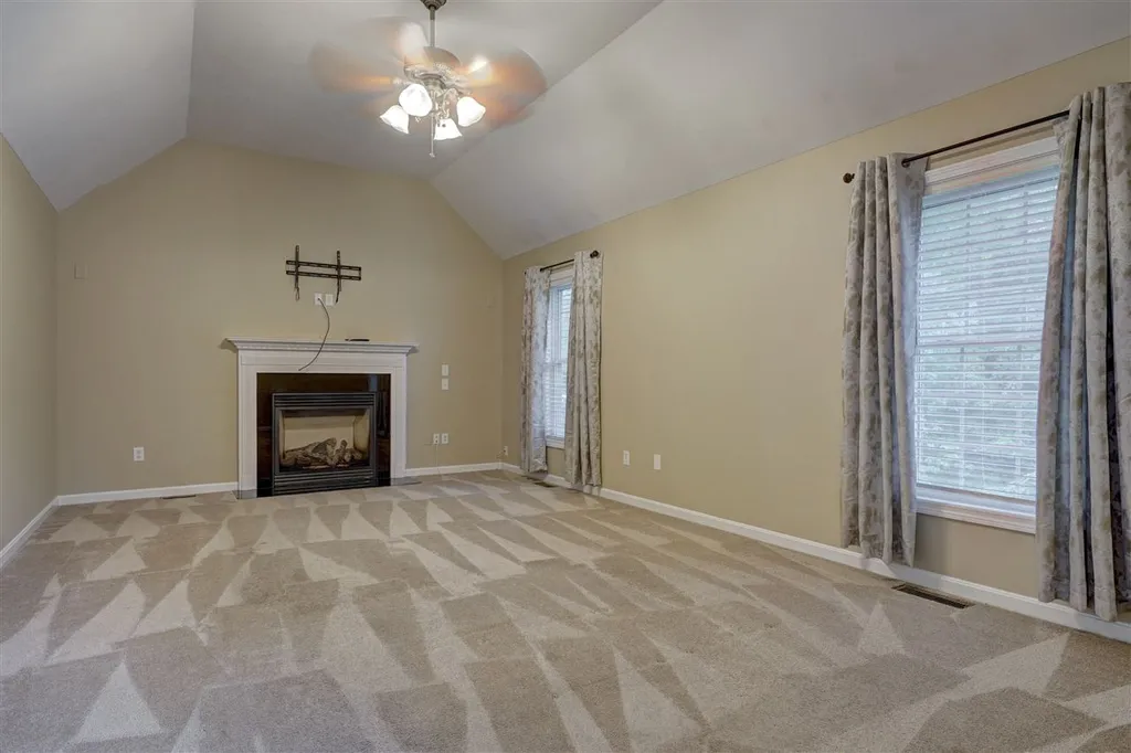 8 Abington Drive Londonderry NH 03053