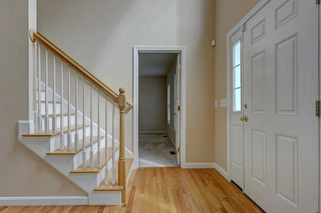 8 Abington Drive Londonderry NH 03053
