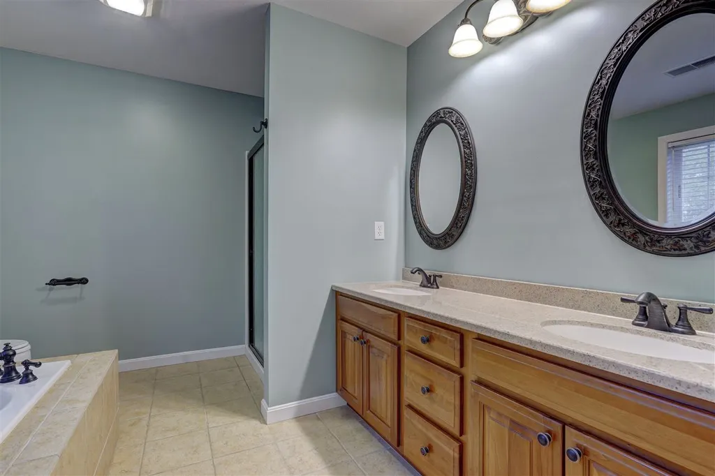 8 Abington Drive Londonderry NH 03053