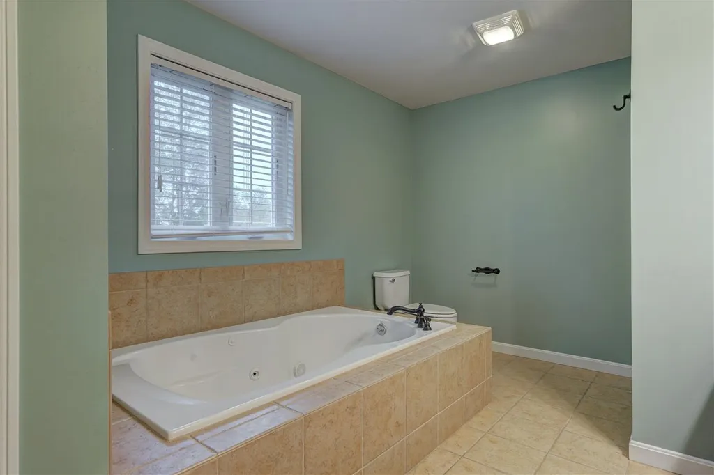 8 Abington Drive Londonderry NH 03053
