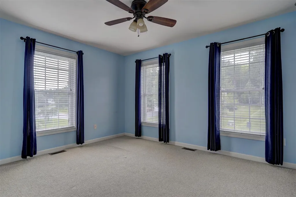 8 Abington Drive Londonderry NH 03053
