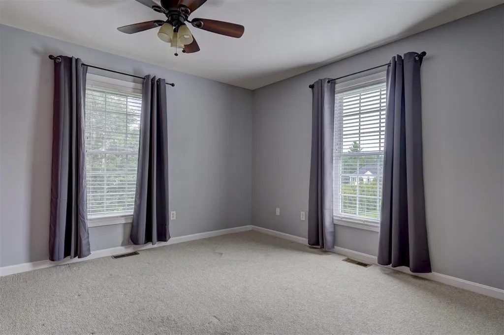 8 Abington Drive Londonderry NH 03053