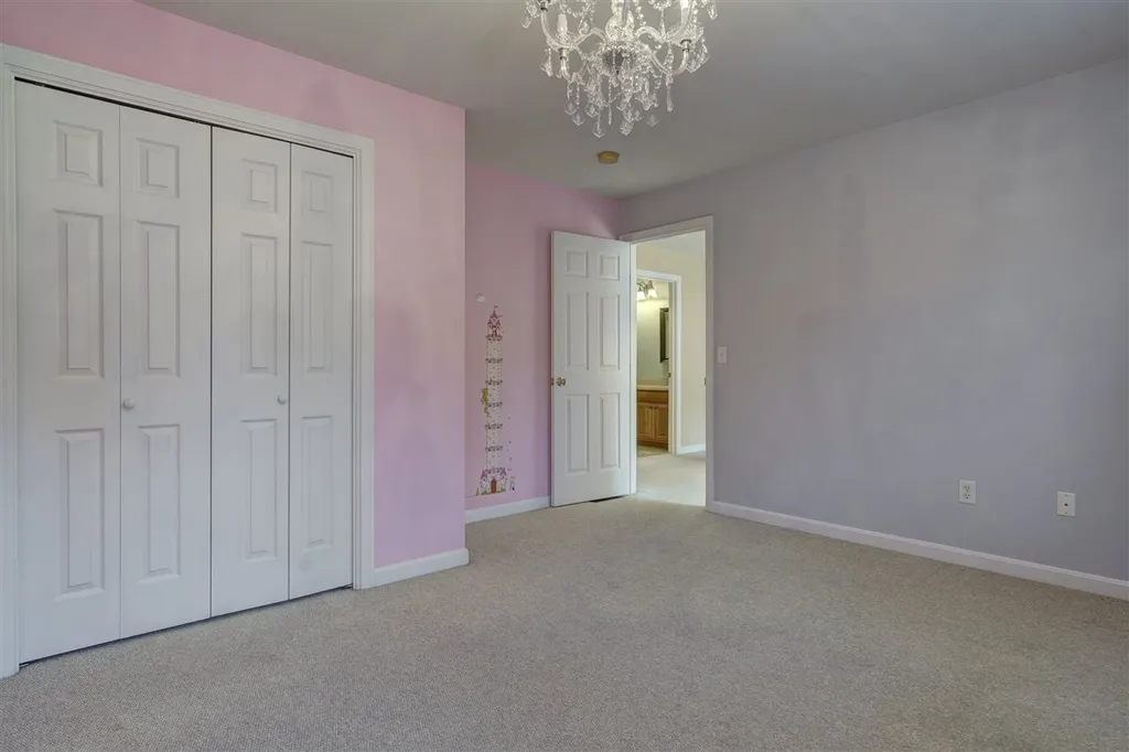 8 Abington Drive Londonderry NH 03053