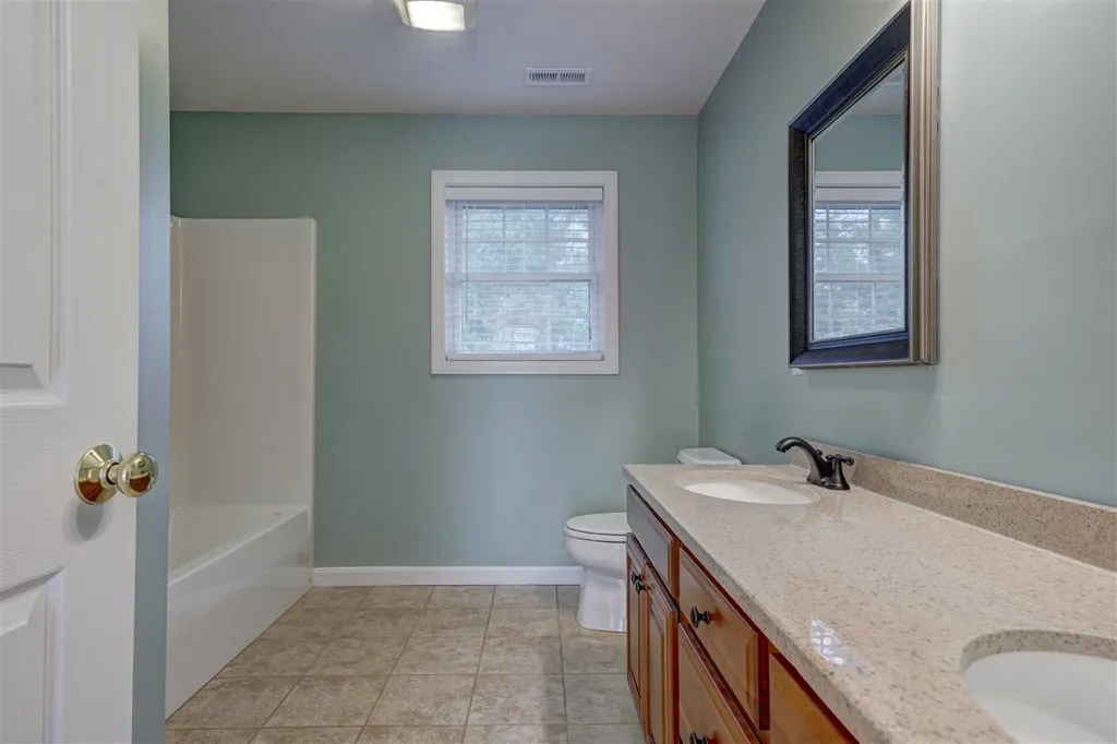 8 Abington Drive Londonderry NH 03053