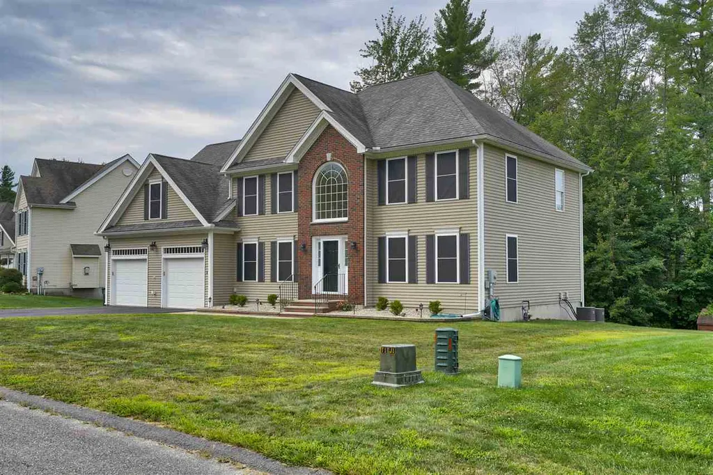 8 Abington Drive Londonderry NH 03053