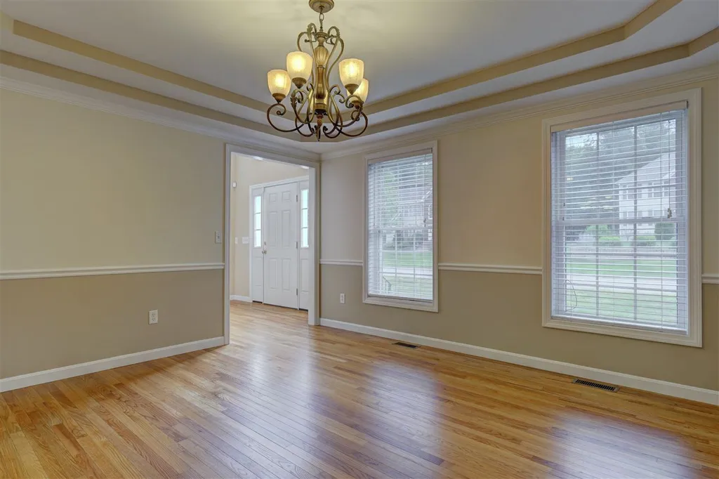 8 Abington Drive Londonderry NH 03053