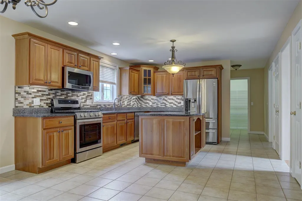 8 Abington Drive Londonderry NH 03053
